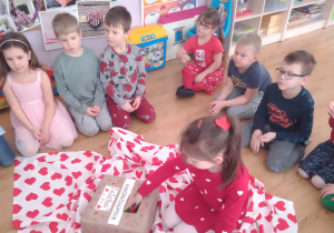 Grupa dzieci 6-letnich odczytująca pocztę walentynkową